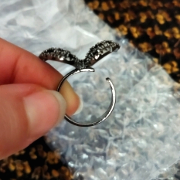 ⭐️Host Pick⭐️Lux Black Crystal Butterfly Ring - Picture 3 of 3